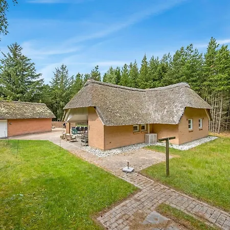 Prázdninový dům Batsha - 1-7km From The Sea By Interhome *