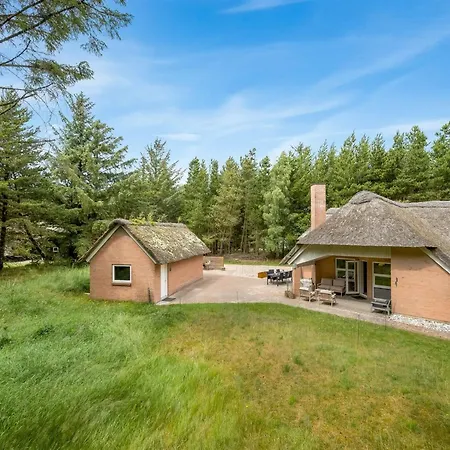 Prázdninový dům Batsha - 1-7km From The Sea By Interhome *